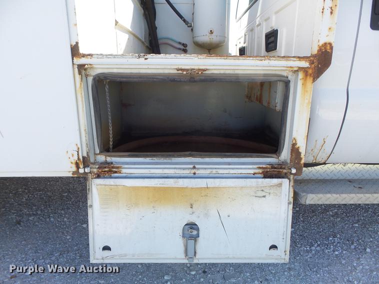 image for item DC7332 1999 Ford F550 Super Duty service truck with crane