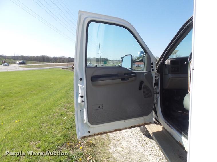 image for item DC7332 1999 Ford F550 Super Duty service truck with crane