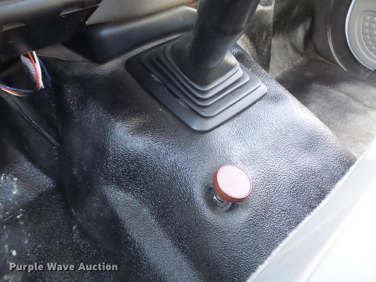 image for item DC7332 1999 Ford F550 Super Duty service truck with crane