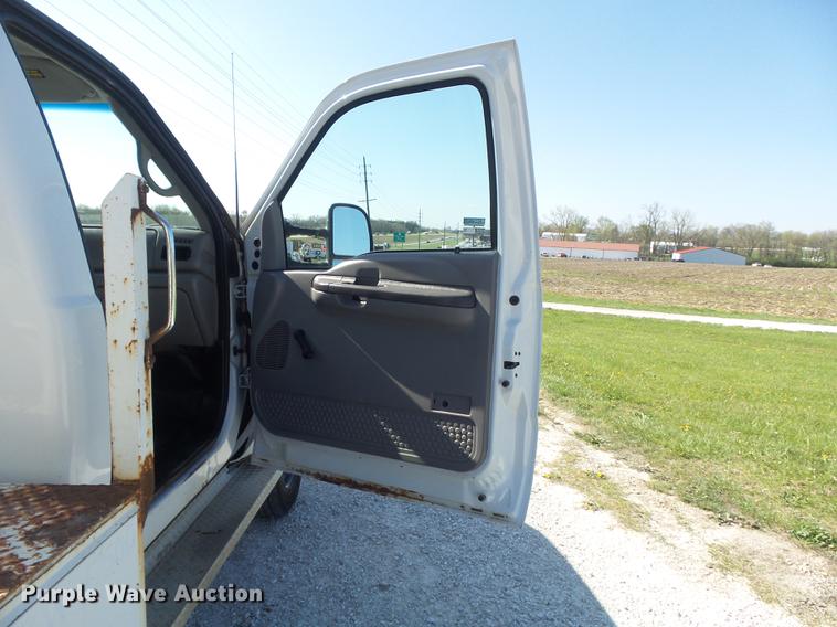 image for item DC7332 1999 Ford F550 Super Duty service truck with crane