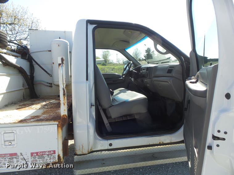 image for item DC7332 1999 Ford F550 Super Duty service truck with crane