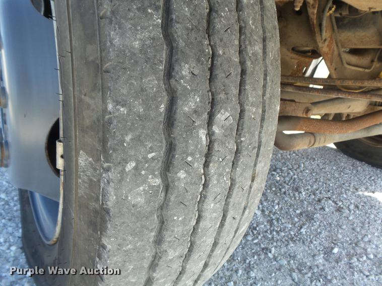 image for item DC7332 1999 Ford F550 Super Duty service truck with crane