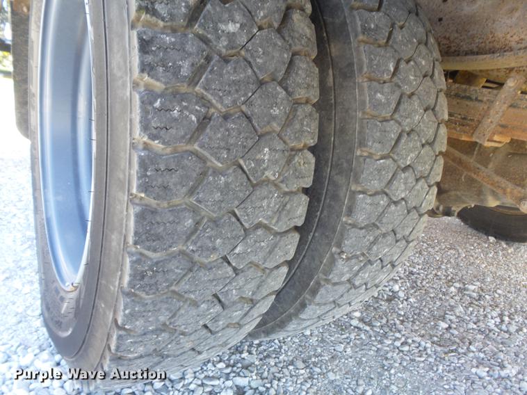 image for item DC7332 1999 Ford F550 Super Duty service truck with crane