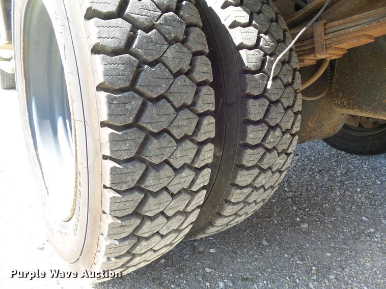 image for item DC7332 1999 Ford F550 Super Duty service truck with crane