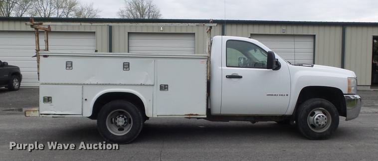image for item DC7335 2007 Chevrolet Silverado 3500HD utility bed pickup truck