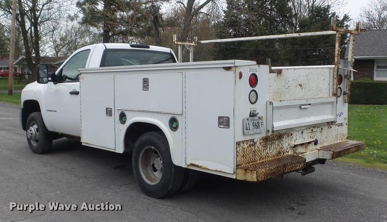 image for item DC7335 2007 Chevrolet Silverado 3500HD utility bed pickup truck