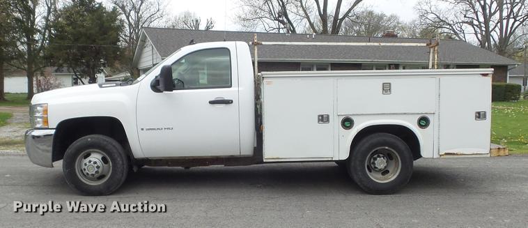 image for item DC7335 2007 Chevrolet Silverado 3500HD utility bed pickup truck