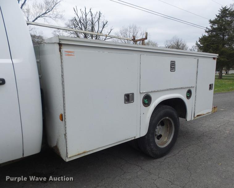 image for item DC7335 2007 Chevrolet Silverado 3500HD utility bed pickup truck