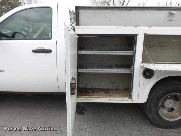 image for item DC7335 2007 Chevrolet Silverado 3500HD utility bed pickup truck