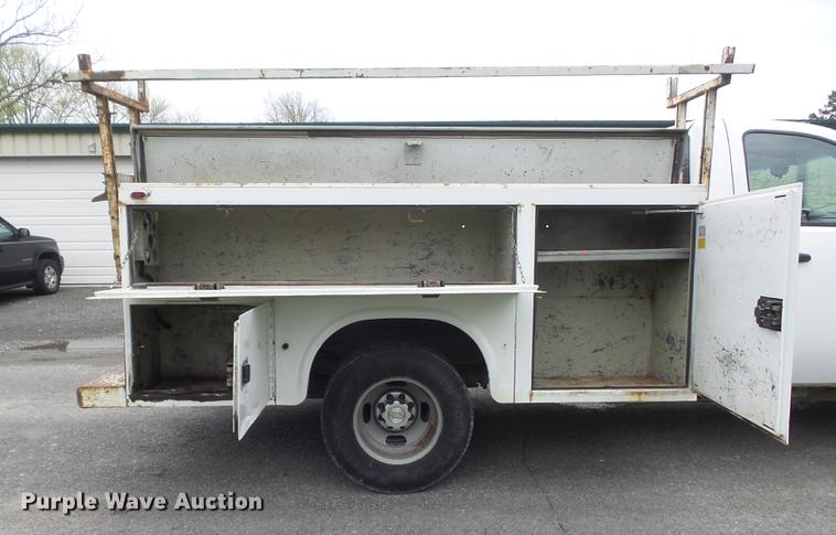 image for item DC7335 2007 Chevrolet Silverado 3500HD utility bed pickup truck