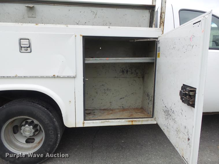 image for item DC7335 2007 Chevrolet Silverado 3500HD utility bed pickup truck