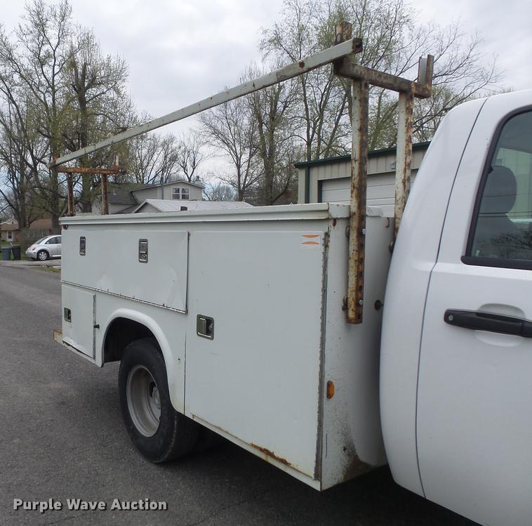 image for item DC7335 2007 Chevrolet Silverado 3500HD utility bed pickup truck