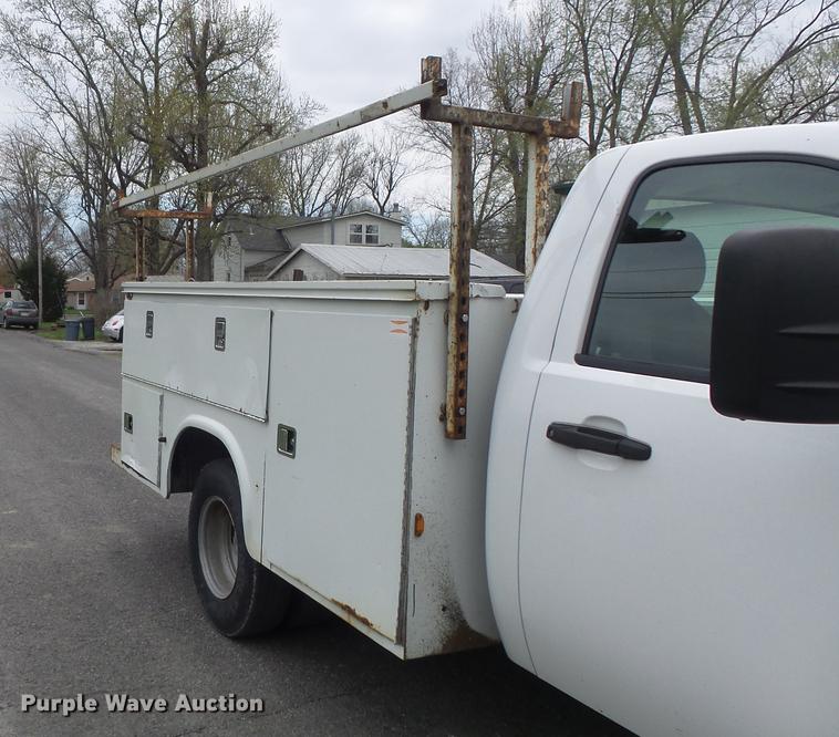 image for item DC7335 2007 Chevrolet Silverado 3500HD utility bed pickup truck