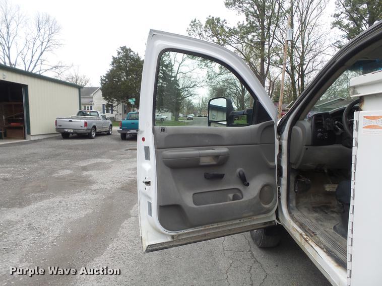 image for item DC7335 2007 Chevrolet Silverado 3500HD utility bed pickup truck