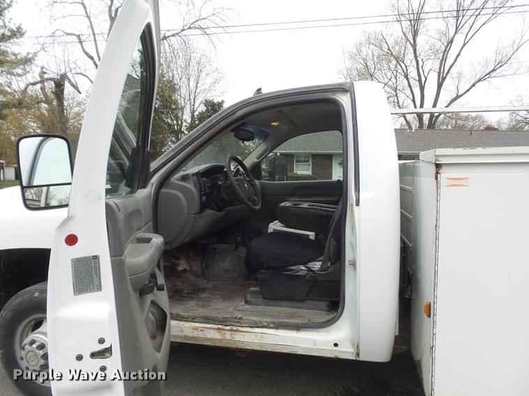 image for item DC7335 2007 Chevrolet Silverado 3500HD utility bed pickup truck