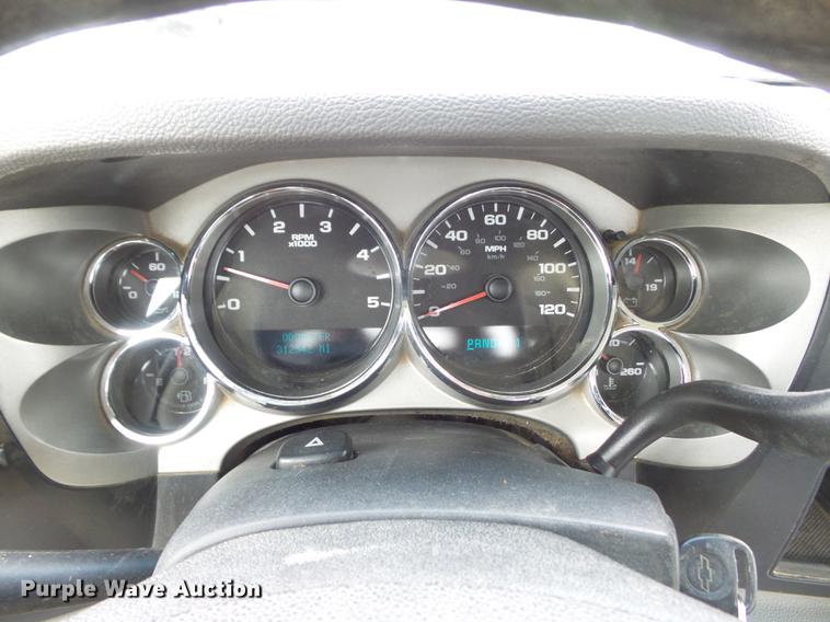 image for item DC7335 2007 Chevrolet Silverado 3500HD utility bed pickup truck