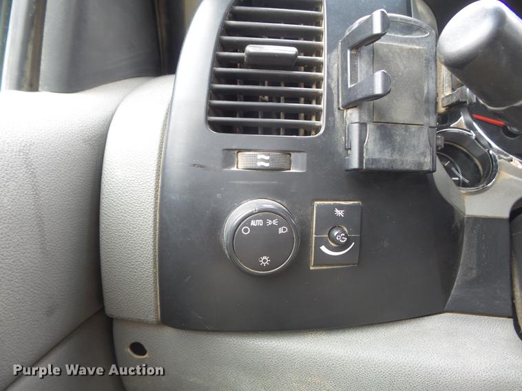 image for item DC7335 2007 Chevrolet Silverado 3500HD utility bed pickup truck