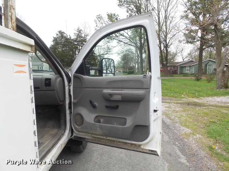 image for item DC7335 2007 Chevrolet Silverado 3500HD utility bed pickup truck