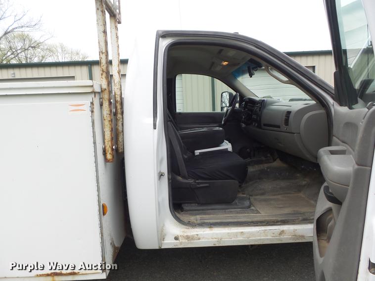 image for item DC7335 2007 Chevrolet Silverado 3500HD utility bed pickup truck