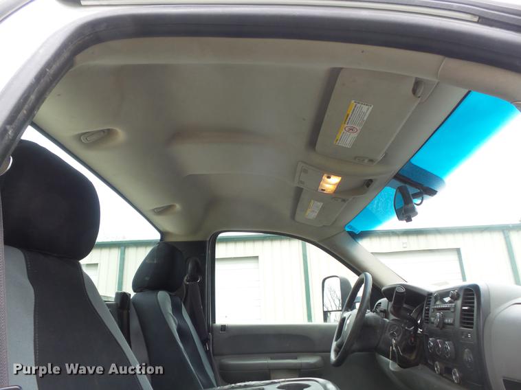 image for item DC7335 2007 Chevrolet Silverado 3500HD utility bed pickup truck