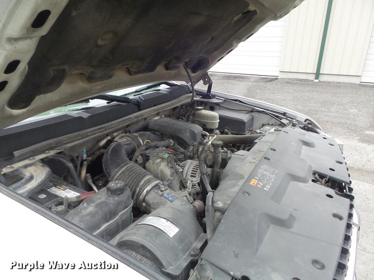 image for item DC7335 2007 Chevrolet Silverado 3500HD utility bed pickup truck