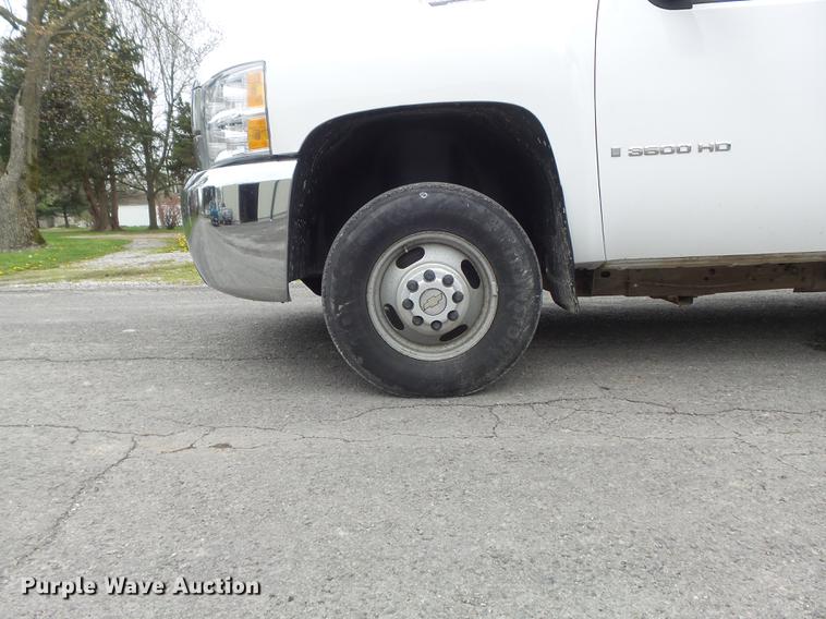 image for item DC7335 2007 Chevrolet Silverado 3500HD utility bed pickup truck