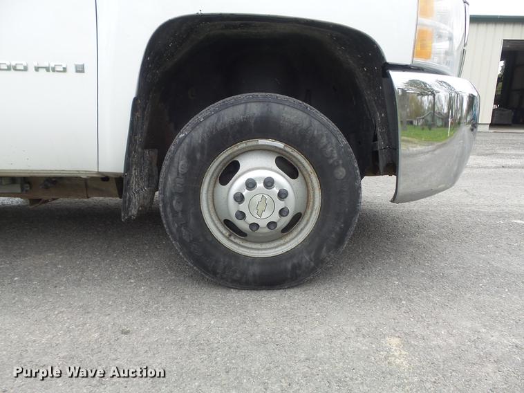 image for item DC7335 2007 Chevrolet Silverado 3500HD utility bed pickup truck