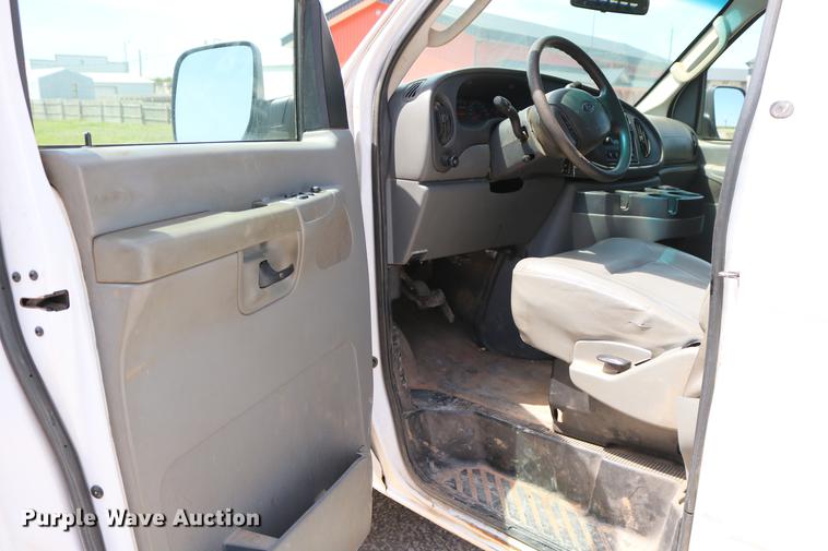 image for item DD1253 2007 Ford E150 van