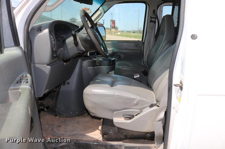 image for item DD1253 2007 Ford E150 van