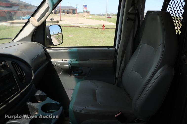 image for item DD1253 2007 Ford E150 van