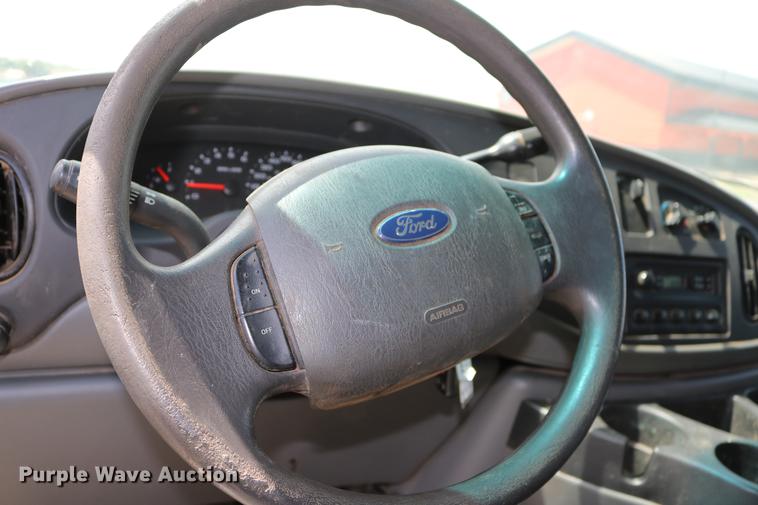 image for item DD1253 2007 Ford E150 van