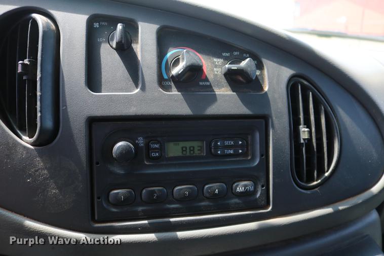 image for item DD1253 2007 Ford E150 van