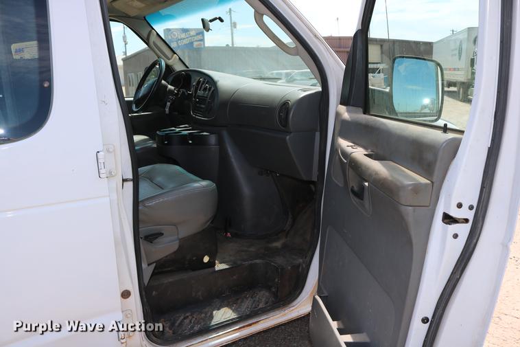 image for item DD1253 2007 Ford E150 van