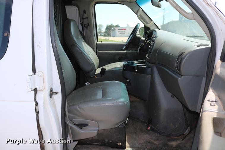 image for item DD1253 2007 Ford E150 van