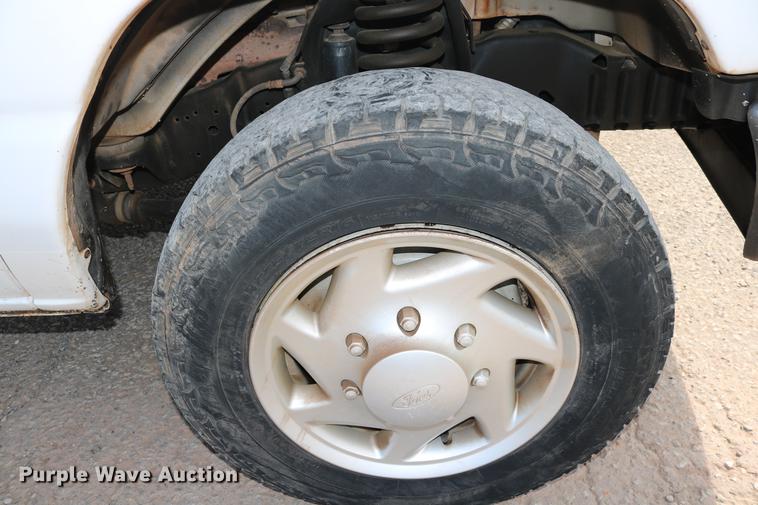 image for item DD1253 2007 Ford E150 van