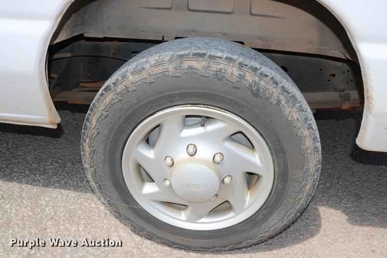 image for item DD1253 2007 Ford E150 van