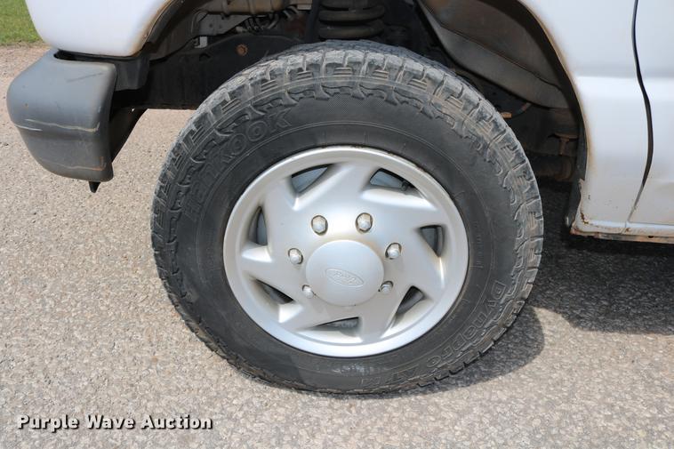 image for item DD1253 2007 Ford E150 van