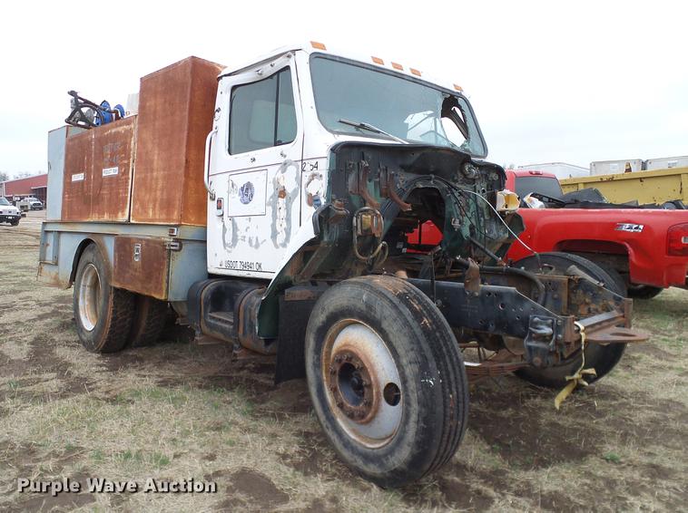 image for item DD1311 1986 International 1955 service truck