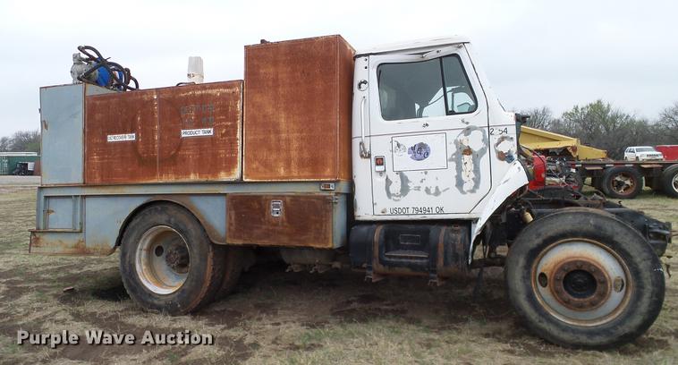 image for item DD1311 1986 International 1955 service truck