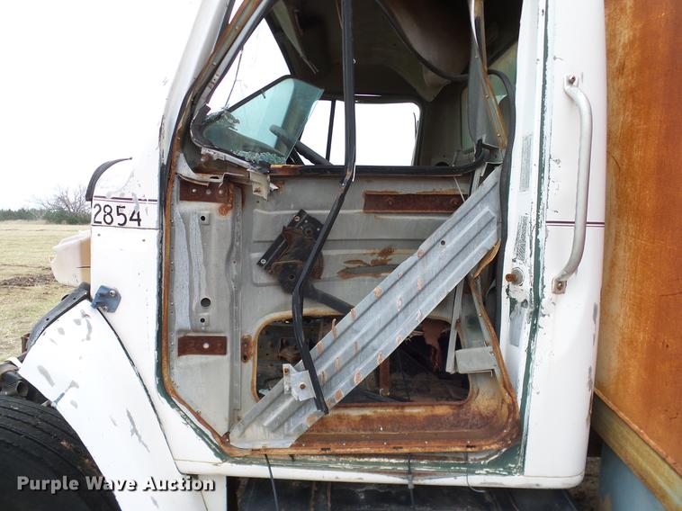 image for item DD1311 1986 International 1955 service truck