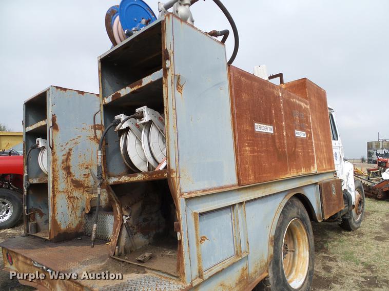 image for item DD1311 1986 International 1955 service truck