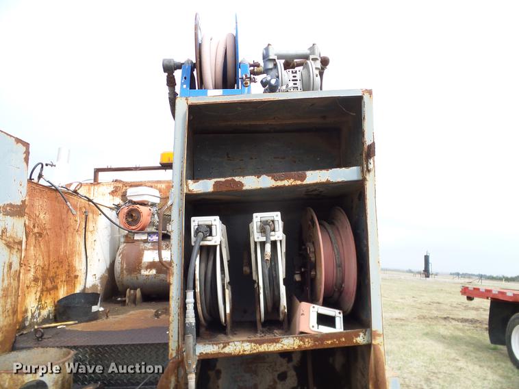 image for item DD1311 1986 International 1955 service truck