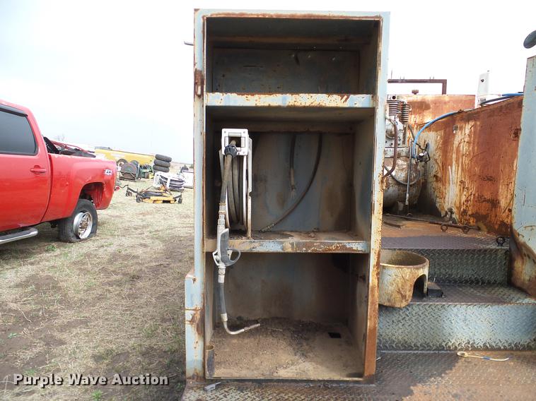 image for item DD1311 1986 International 1955 service truck