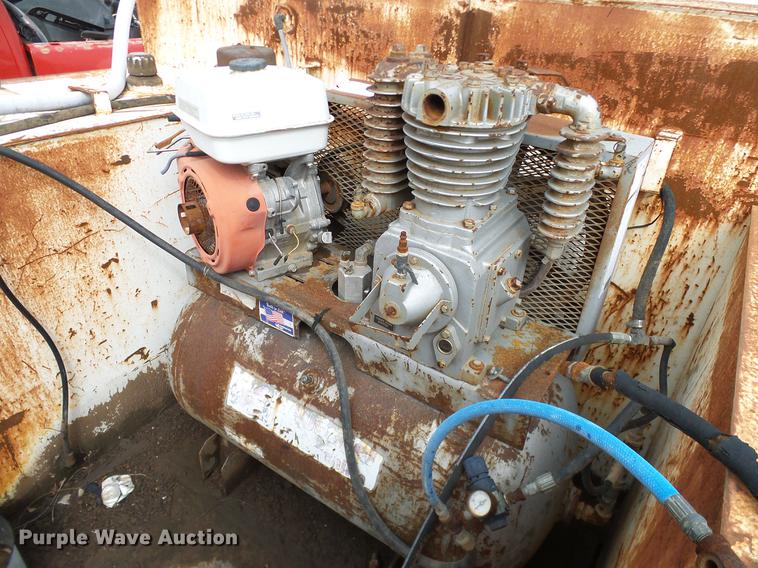 image for item DD1311 1986 International 1955 service truck