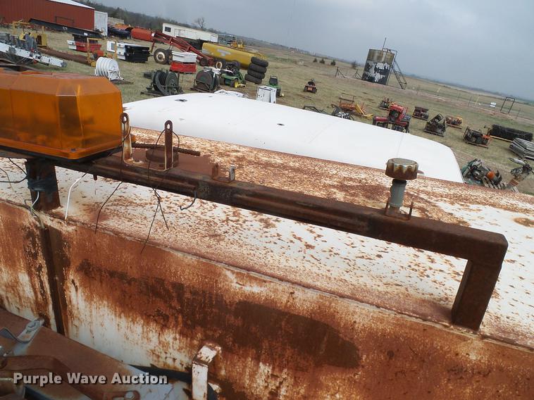 image for item DD1311 1986 International 1955 service truck