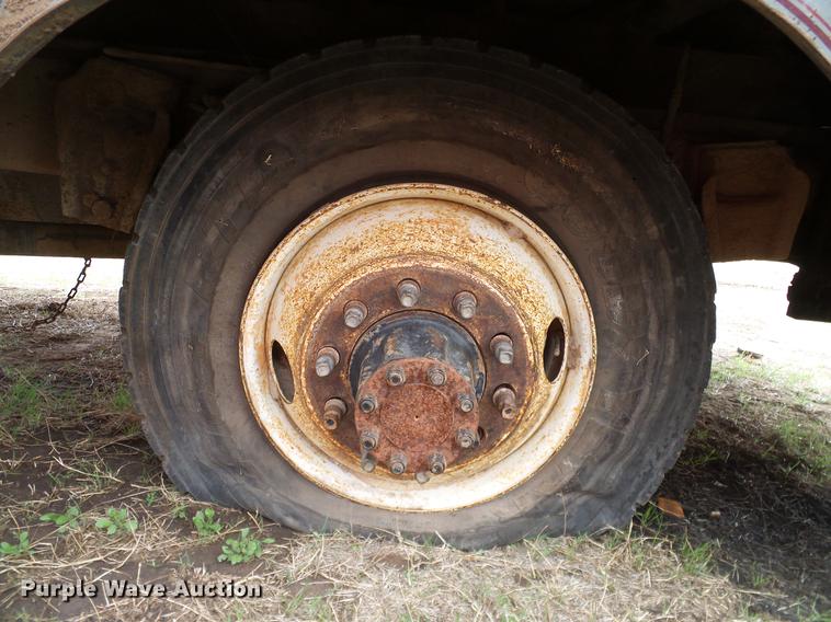 image for item DD1311 1986 International 1955 service truck