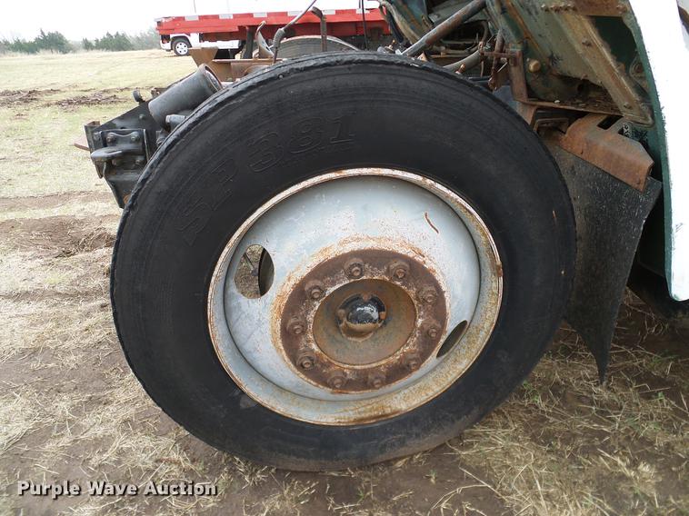 image for item DD1311 1986 International 1955 service truck