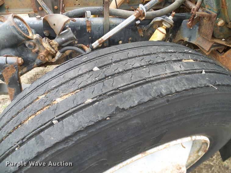 image for item DD1311 1986 International 1955 service truck