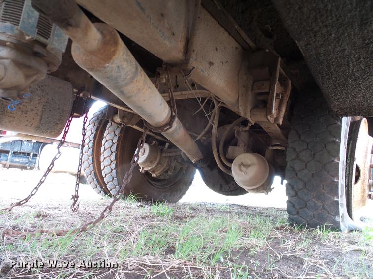 image for item DD1311 1986 International 1955 service truck