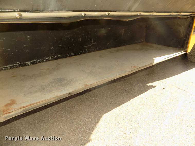 image for item DD2768 1996 Ford B800 Thomas school bus